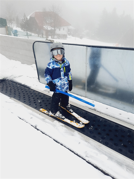 eine Person, die auf einem Snowboard fährt