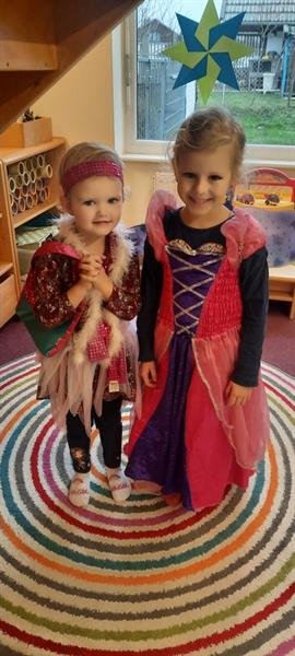 Zwei Kinder in traditioneller Kleidung