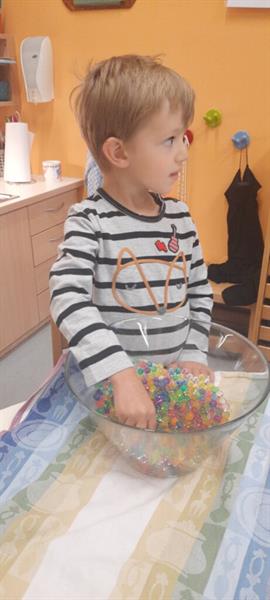 Ein Kind hält eine Schüssel mit Süßigkeiten