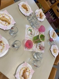ein Tisch mit Tellern mit Essen