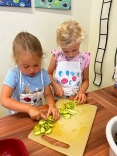 ein paar junge Mädchen essen Brokkoli